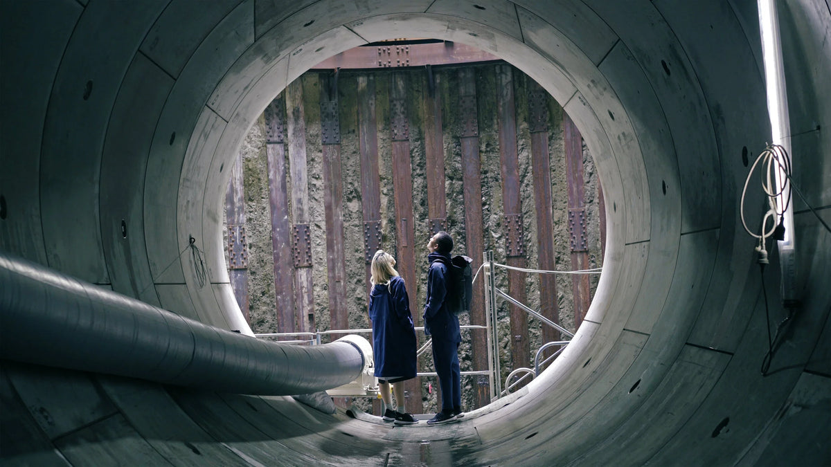 The North Face, uomo e donna in un ambiente urbano industriale